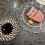 みつき - シビ　皮目を炙った脂がじわりと見えます　辛子をも包む脂