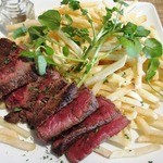 Bistro flat - ('13/12)牛ランプ肉のステーク　ビーフもですが、それ以上にポテトの量で圧倒されます