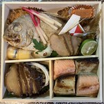 鰻割烹 伊豆栄 - ⚫︎弐の重
      市松（鮭粕漬、鱈西京漬）
      祝鯛、合鴨紅梅ロース
      鮑大船煮、切烏賊　他