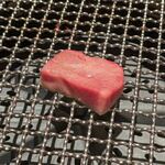 日本焼肉はせ川 別亭 - 神谷商店の神のタンを焼いているところ(コース料理 師走)(コース料理 師走)