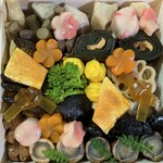 鰻割烹 伊豆栄 - 参の重
      海老芋、竹の子、牛蒡、花蓮根
      梅人参、松笠慈姑、亀甲椎茸
      小手毬、梅麩、手綱蒟蒻　他