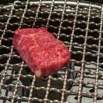 日本焼肉はせ川 別亭 - 神谷商店の神のハラミを焼いているところ(コース料理 師走)