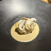sentiamo - ⑧北海道真鱈白子フリット、ポルチーニクリームソース、生マッシュルームスライス