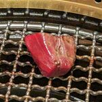 日本焼肉はせ川 別亭 - 近江牛フィレを焼いているところ(コース料理 師走)