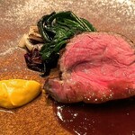 TRATTORIA CREATTA - 熊本県 あか牛のロースト 赤根ほうれん草と人参のピューレ 和牛のエッセンス