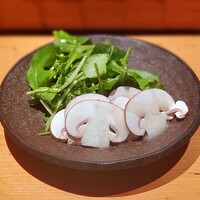 焼鳥 嘉とう - ルッコラとマッシュルームのサラダ
