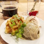 Cafe Dining 彩雲 - ベルギーワッフル　ゲランド塩アイス添え　500円
            (スイーツセット価格)