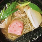 Ishiusu Biki Teu Chi Soba Sadashichi - 祝いそば1,430円地鶏、海老餅、ねぎ、海苔、蒲鉾