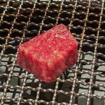 日本焼肉はせ川 別亭 - 神戸牛サーロインを焼いているところ(コース料理 師走)