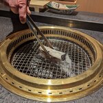 日本焼肉はせ川 別亭 - 神戸牛サーロインを紀州備長炭焼霜仕上げをしているところ(コース料理 師走)