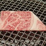 日本焼肉はせ川 別亭 銀座店 - リブロースを焼いているところ(コース料理 師走)