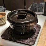 日本焼肉はせ川 別亭 - ふたを開ける前の香箱蟹の土鍋御飯(コース料理 師走)