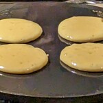 日本焼肉はせ川 別亭 - 自家製 栗どらやきの生地を焼いているところ(コース料理 師走)