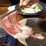 炭火焼肉と韓国料理カンテイポウ - 数量限定 神戸牛肉毛布 調理風景