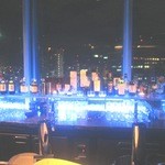 ダイナミックキッチン＆バー 燦 - 店内はブルーライトが綺麗