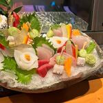 寿司・割烹 虎勝 - 料理写真:お造りは３人分で綺麗な飾りつけ、福岡ならでは美味しい魚の刺身を楽しみました。