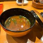 Sushi Kappou Torakatsu - 汁椀は赤だしにしてもらいました、高級感もバッチリです。