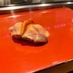 寿司・割烹 虎勝 - 赤貝・・・
 
お寿司はこれまでの料理でお腹が一杯になりそうだったんでシャリは少な目で握って貰いました。