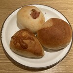 バケット - 10数種類のパン