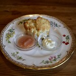 La theiere - Scone with Peach Jam
