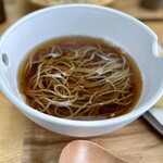 傍 - 温蕎麦＝かけ蕎麦　傍オリジナルの七味と合わせたい