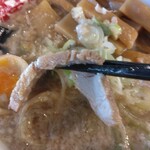 Tera Ccho - 特製ラーメン980円(太麺、麺硬めアブラダブル味薄め)メンマ130円のチャーシュー厚み(2023.12.4)