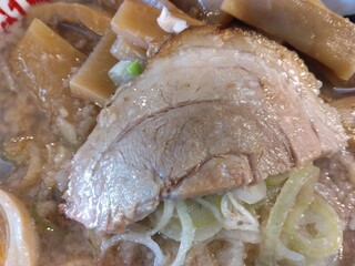 Tera Ccho - 特製ラーメン980円(太麺、麺硬めアブラダブル味薄め)メンマ130円のチャーシュー(2023.12.4)