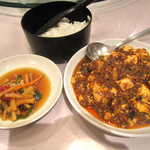 四川料理 龍の子 - 「Ａ①：麻婆豆腐（豆腐と挽肉の辛子煮込み）」  ９４５円　※これにスープが付きます。