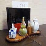 うなぎ亭 友栄 - 卓上のたれ、黒文字、山椒、醤油