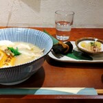 灼味噌らーめん 八堂八 - お雑煮セット(醤油・味噌) 1000円、鰊のこぶ煮、生ズワイガニと数の子和え