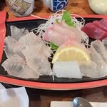 Sushi Sakana Dokoro Ajiro - カンパチ、ブリ、マグロ、イカ、ヒラメ、タイ