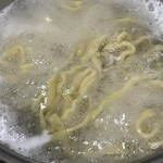 ラーメン もっけだの - 『冷凍ラーメン(麺･スープ･チャーシュー入)』の麺茹で