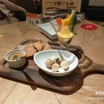 浜松町キッチン - 【オードブル】 トルティーヤチップス うずらの玉子とクリームチーズのトリュフ醤油漬け 自家製ビールピクルス