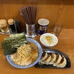 Chuukasoba Goemon - 完璧なフルコース。ネギチャーシュー麺に餃子ライス。ネギはお好みで