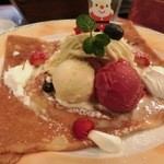 クレープリー・アルション - ホワイトチョコと苺のロールクレープ　ブッシュドノエル風