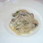 オールデイダイニング カルイザワグリル - 茸とベーコンのクリームパスタ