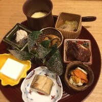 春草 - お料理盛り合わせ。左上からすっぽん茶碗蒸し、鴨のつみれ汁、蛸の柔らか煮、湯葉の雲丹添え、穴子寿司、クリームチーズ豆腐、鯖の煮た何か、牡蠣の味噌煮
                  飲んべえには嬉しい品々ばかり！幸せー(>_<)
