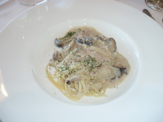 オールデイダイニング カルイザワグリル - 茸とベーコンのクリームパスタ