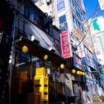 岐阜屋 - 店の外観、元旦の新宿は雲ひとつない快晴でありました。