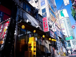 岐阜屋 - 店の外観、元旦の新宿は雲ひとつない快晴でありました。