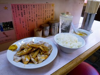 岐阜屋 - チャーシュー700円、並ライス220円、酎ハイ420円のフルセット、スープも付いて来ます。完璧なセレクト！