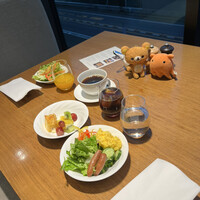 Anchor Tokyo (ザ・ゲートホテル東京 by HULIC) - モーニング３９００円。ビュッフェのお料理。甘いと思っていたバニッツアは、生地もチーズも塩気が強いものでした。蜂蜜との相性が良く、その食べ方がおすすめですよ♩