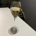ル・マノアール・ダスティン - 締めシャンです。　言わずとも、バッチリ冷えて、小ぶりのグラスで。