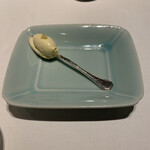 ル・マノアール・ダスティン - 定番のミニャルディーズ　ホワイトチョコレートのムース　ハチミツ添え