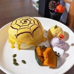 トイチパンケーキ - ハロウィンかぼちゃのパンケーキ　税込1750円
　10月限定のパンケーキ　ふわっふわのパンケーキの上にた〜〜っぷりのかぼちゃクリーム。このかぼちゃクリームまろやかで激ウマ♡