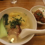 香港麺 新記 - ”海老入りワンタン麺、牛バラ肉煮”セット￥１，０５０