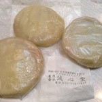 誠心堂 - なすのおやき食べ比べ、左から誠心堂、奥ポッポちとせや、右西澤屋