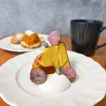 CAFE&BAKE ARCA - かぼちゃバスクチーズケーキ　680円　
                        