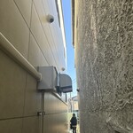 256nicom - 店玄関側の参道がかなりの混雑なので、お店の裏に回り受け取りです