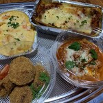 ボーノ - 右上：ボーノ風ラザーニア　右下：トリッパのトマトソース煮込み　左下：アランチーニ